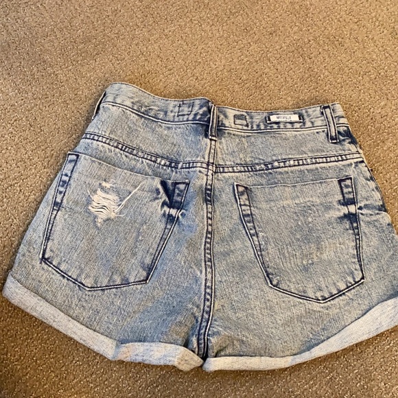 Light wash denim button fly shorts - Picture 2 of 2